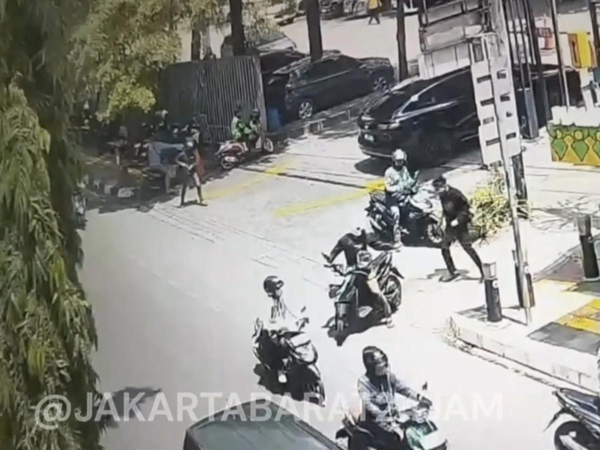viral pencuri sepeda motor acungkan senpi
