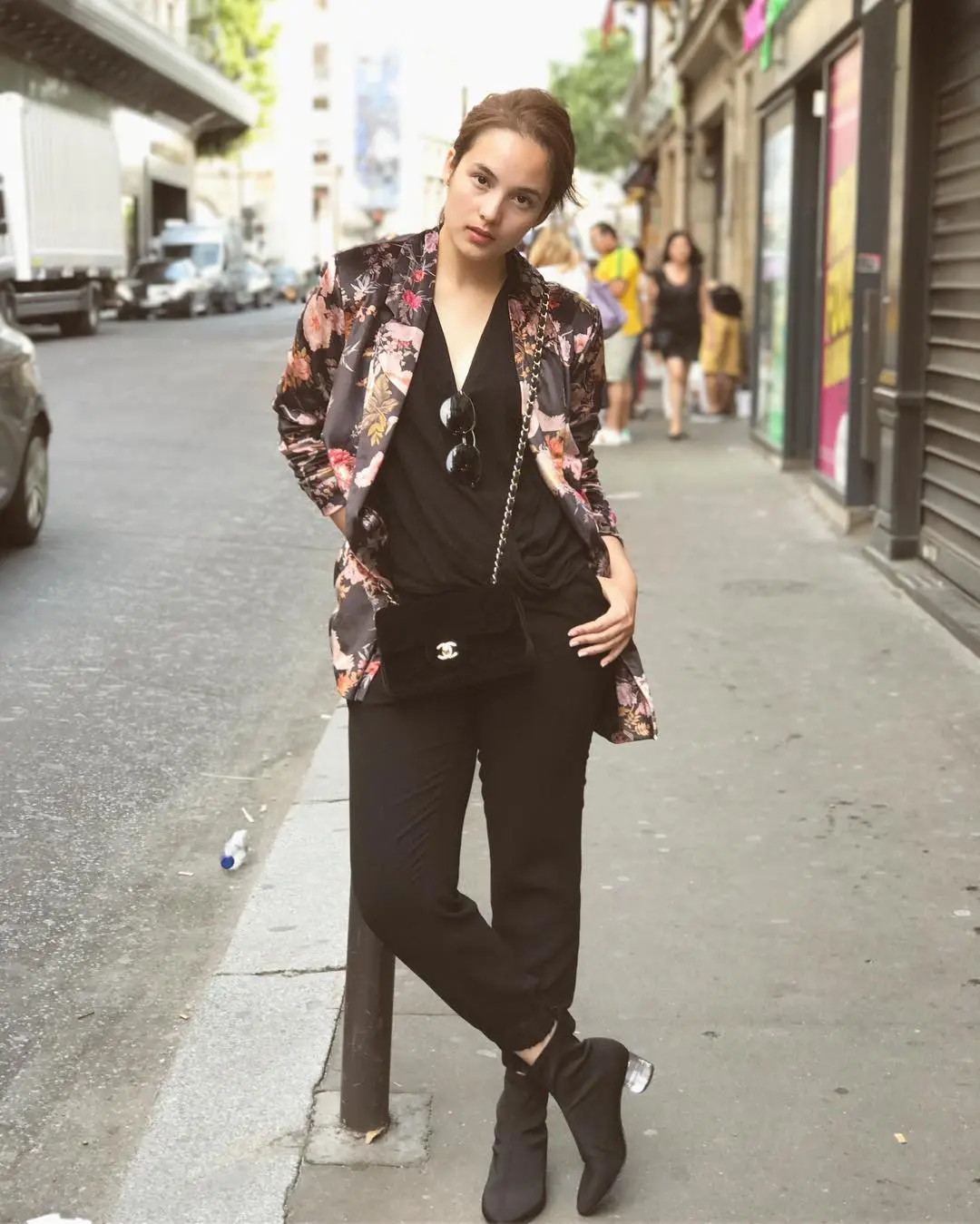 Chanel merupakan brand yang dipakai Chelsea Islan. (Image: chelseaislan/instagram)