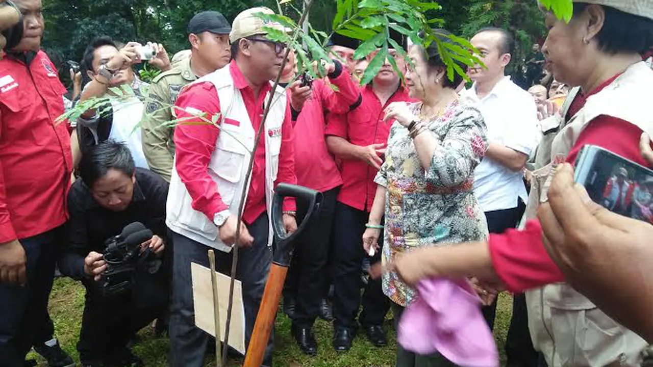 20160424-Megawati-Menanam-Pohon-Meranti-Banten