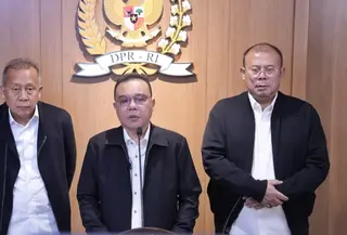 Wakil Ketua DPR Sufmi Dasco Ahmad, didampingi Wakil Ketua DPR Saan Mustopa dan Cucun Ahmad Syamsurizal di Kompleks Parlemen Senayan, Jakarta, Rabu (28/10/2026). (Foto: Istimewa).