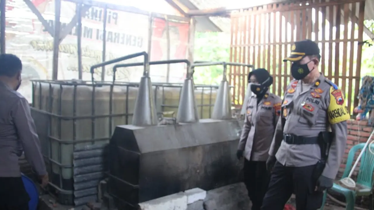 Kapolres Pati AKBP Christian Tobing saat Pimpim Penggerebekan Rumah Produksi Arak Oplosan