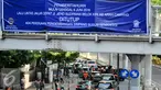 Jalur cepat dari arah Sudirman menuju Cawang ditutup terkait pengerjaan proyek pembangunan jembatan layang Simpang Susun Semanggi, Jakarta, Rabu (8/6/2016). (Liputan6.com/Yoppy Renato)