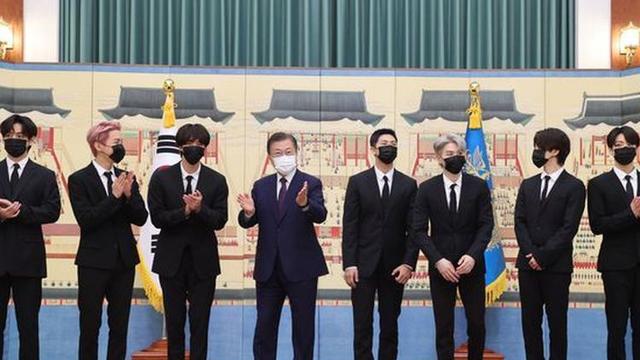 Pertemuan grup boyband BTS dengan Presiden Moon Jae-in dalam rangka penyerahan paspor diplomatik.