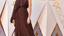 Hadir di acara Oscar 2018, Zendaya tampil memukau berbalut one shoulder dress warna cokelat rancangan Valli Couture.(Instagram/zendaya).