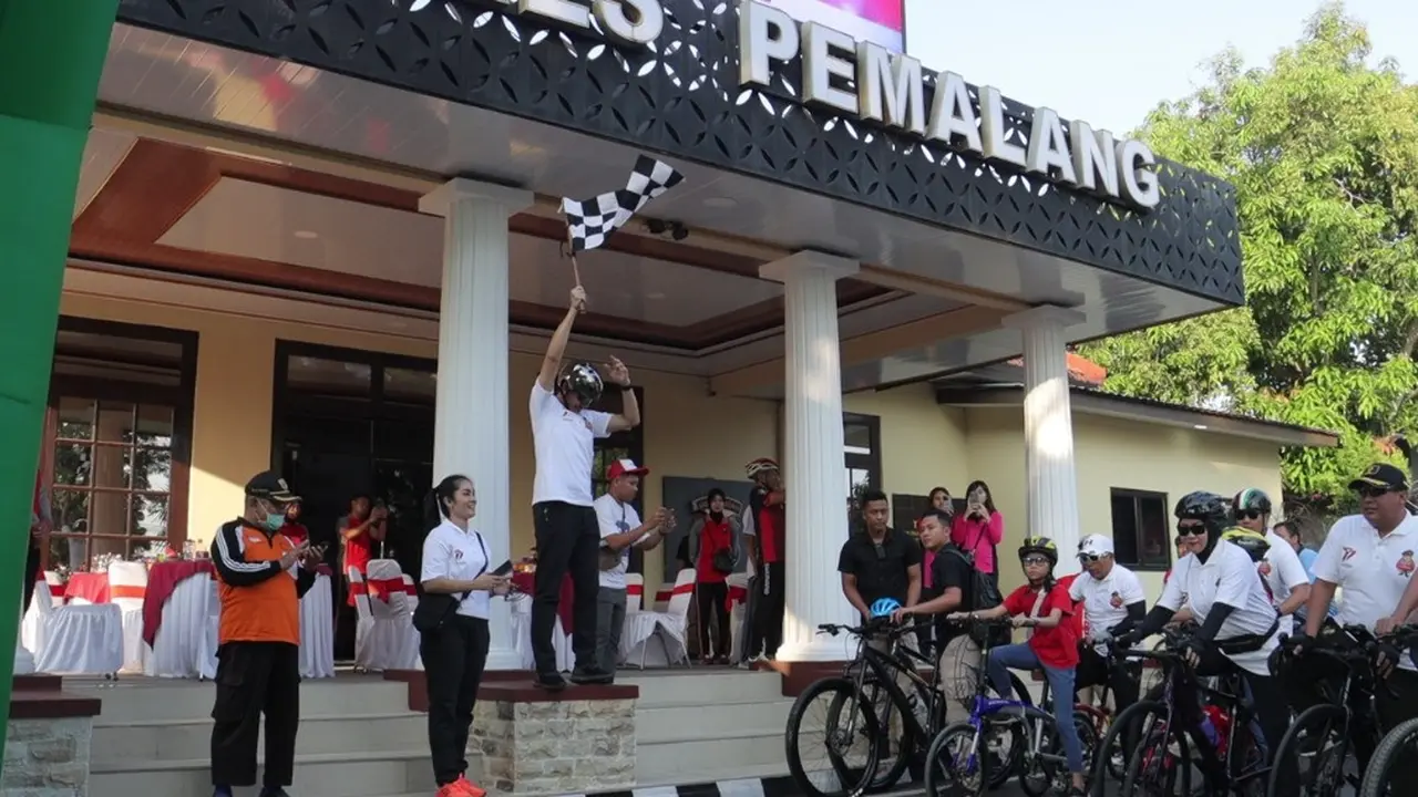 Sepeda sehat hari Bhayangkara ke-77 di Pemalang, Jawa Tengah. (Foto: Liputan6.com/Humas Polres Pemalang)