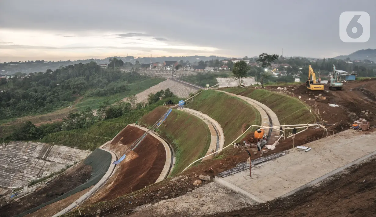 Aktivitas pekerja menggunakan kendaraan alat berat saat menyelesaikan proyek pembangunan Bendungan Ciawi, Bogor, Jawa Barat, Minggu (18/12/2022). Kementerian Pekerjaan Umum dan Perumahan Rakyat (PUPR) melalui Direktorat Jenderal Sumber Daya Air (Ditjen SDA) menyatakan, pembangunan Bendungan Ciawi di Megamendung, Kabupaten Bogor, Jawa Barat, sudah mencapai 93 persen dan rencananya akan diresmikan pada Rabu (21/12) mendatang oleh Presiden Joko Widodo. (merdeka.com/Iqbal S. Nugroho)