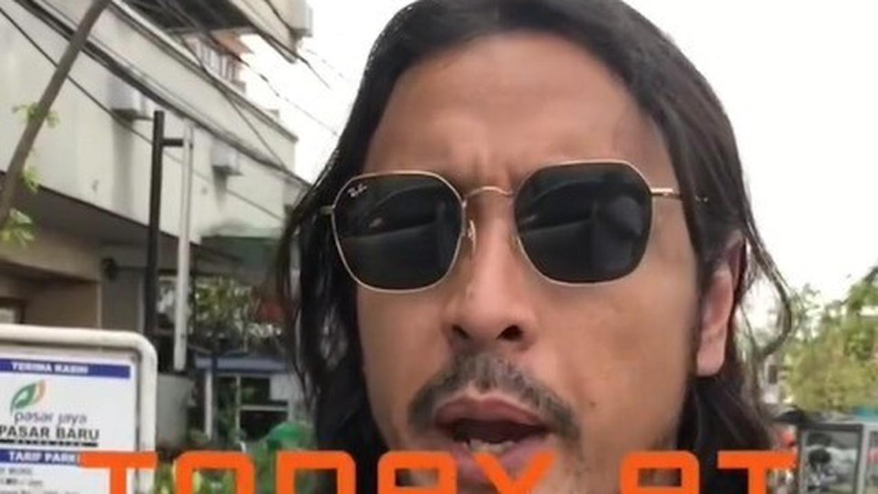 Potret Ello Vokalis Band Dewa 19 Thrifting di Pasar Baru Pakai Kaos Oblong Bolong-Bolong, Tetap Ganteng Meski Tampil Lusuh