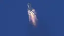 Roket Long March-2F Y12 yang membawa pesawat ruang angkasa Shenzhou-12 lepas landas dari Pusat Peluncuran Satelit Jiuquan, China, Kamis (17/6/2021). Stasiun luar angkasa China diharapkan akan selesai kurang dari dua tahun dari sekarang. (AP Photo/Ng Han Guan)