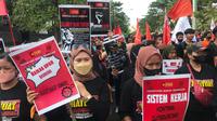 Suasana Para Aksi Demo buruh memperingati hari Mayday di depan kantor pemerintah Provinsi Jawa tengah (Foto : TItoisnau)