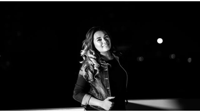 Amanda Gonzales, putri Cristian Gonzales melakukan aksi goyang salsa dan menyanyikan lagu barunya yang berjudul "Pesona Salsa". 