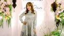<p>Ayu Dewi hadir dengan aksen unik pada bagian pinggang, detail ini menambahk kemewahan pada tampilan. [Foto: Minimal]</p>