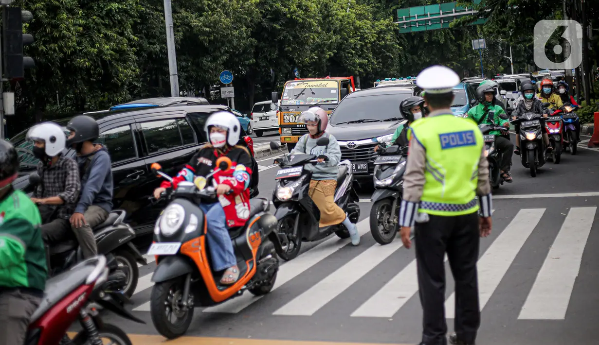 Kondisi arus lalu lintas imbas adanya demo di kawasan Jalan MH Thamrin, Jakarta, Jumat (4/11/2022). Pengalihan arus lalu lintas dilakukan mulai pukul 10.00 WIB sampai selesai, sementara masyarakat pengguna jalan diimbau mencari jalan alternatif. (Liputan6.com/Faizal Fanani)