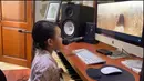 Ayah dan ibunya musisi menurun ke sang anak. Momen Gewa latihan nyanyi. Matanya tertuju ke layar monitor, sedangkan jari-jarinya memencet-mencet piano. Menurut Mutia Ayu, setelah mandi Gewa langsung menunju studio di rumahnya dan bernyanyi. [Youtube/Mutia Ayu]