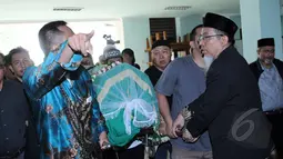 Jenazah komedian Pepeng usai disalatkan di Masjid Baiturrahman, Depok, Jawa Barat, Rabu (6/5/2015). Rencananya Pepeng akan dimakamkan di TPU Jelupang, BSD, Serpong. (Liputan6.com/Helmi Afandi)