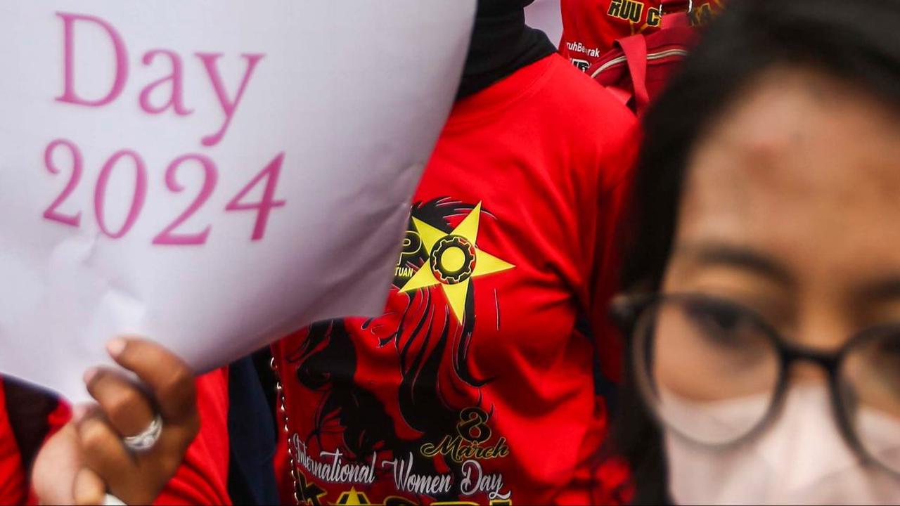 Dalam aksinya, para aktivis mendesak pemerintah segera mewujudkan kebijakan yang memiliki keberpihakan pada perempuan.&nbsp;