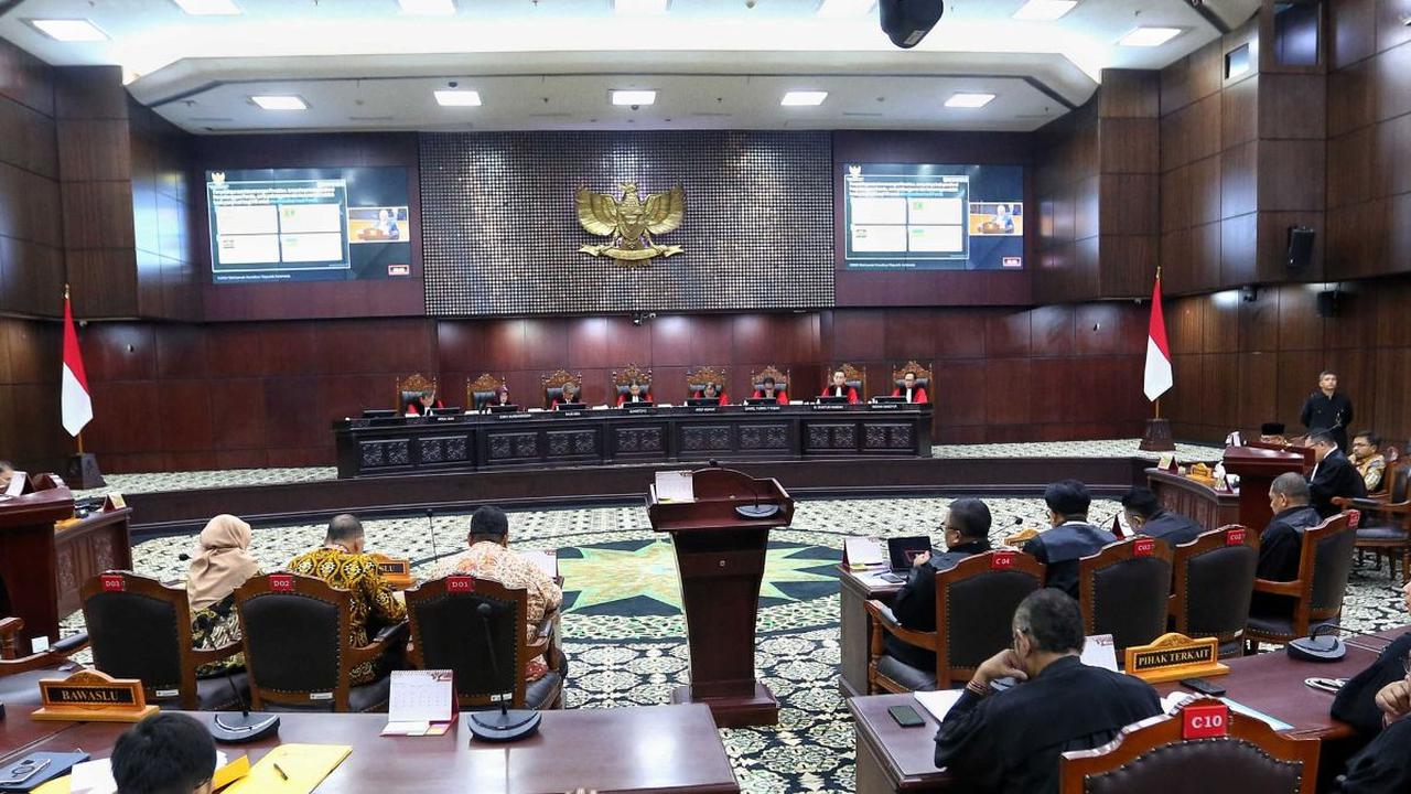 VIDEO: Satu Ruangan MK Ngakak, Ketua MK 'Ledek' Margarito Kamis Ahli Prabowo Dibalas Jawaban Kocak