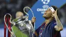 Neymar memegang tropi Liga Champions, Olympic Stadium, Berlin, Minggu (7/6/2015). Barcelona keluar sebagai juara usai mengalahkan Juventus dengan skor 3-1. (AFP Photo/Lluis Gene)