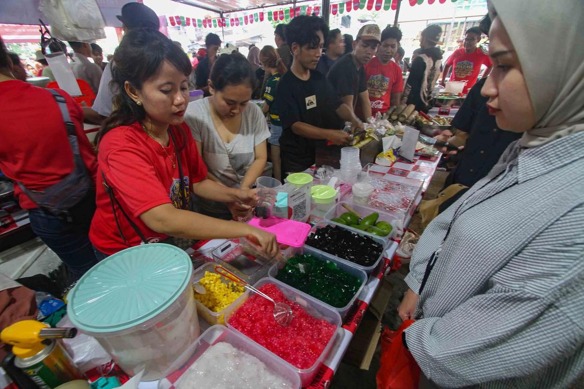 FOTO: Pasar Takjil Benhil Jadi Magnet Warga Berburu Menu Berbuka