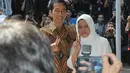 Jokowi dan Iriana, istrinya menunjukkan dua jari yang sudah ditandai dengan tinta biru di TPS 18, Menteng, Jakarta, Rabu (9/7/14). (Liputan6.com/Herman Zakharia) 