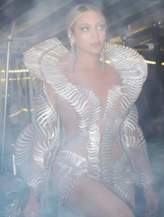 Gaun ilusi telanjang itu hadir dengan garis leher rendah dan siluet pas badan.