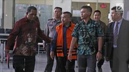 Anggota DPRD Kota Malang Syaiful Rusdi usai menjalani pemeriksaan di Gedung KPK, Jakarta, Jumat (6/4). Syaiful serta Ketua DPRD Kota Malang Abdul Hakim dan tiga anggota DPRD Kota Malang lainnya ditetapkan sebagai tersangka. (Liputan6.com/Herman Zakharia)