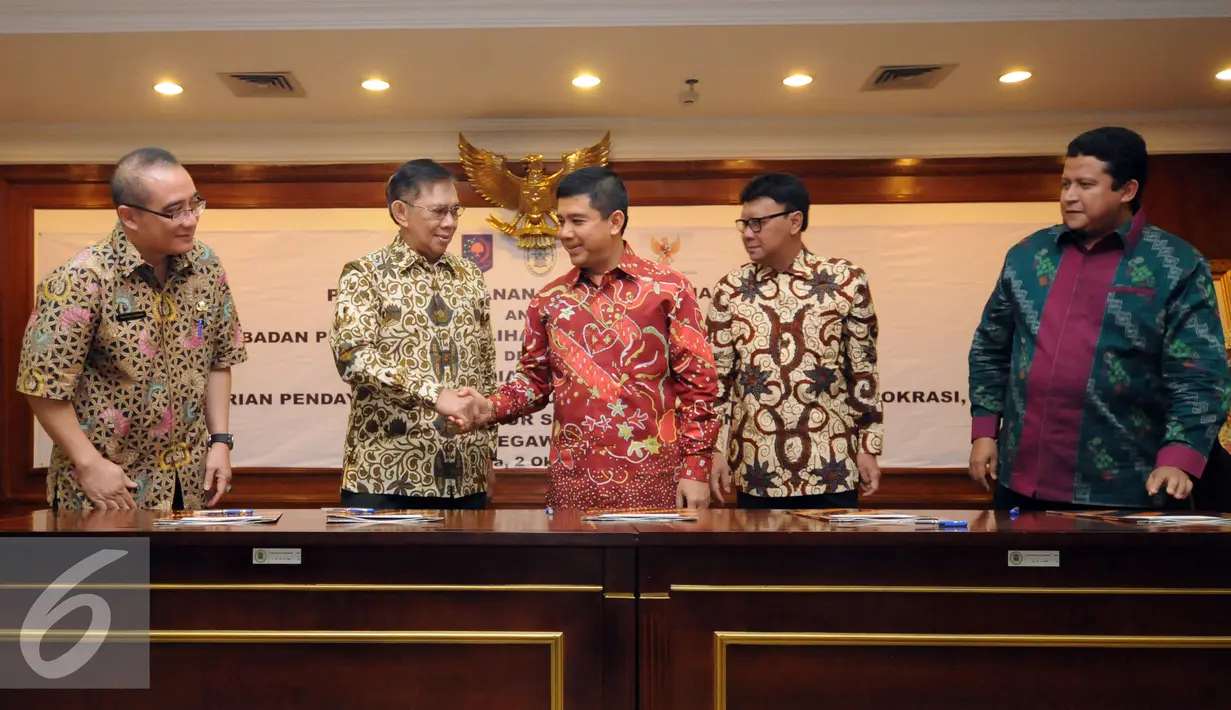 MenPAN RB, Yuddy Chrisnandi (tengah) bersama Mendagri Thahjo Kumolo (kedua kanan), Ketua Bawaslu Muhammad (kanan) usai penandatangan nota kesepahaman netralitas aparatur sipil negara di Jakarta, Jumat (2/10/2015). (Liputan6.com/Helmi Fithriansyah)
