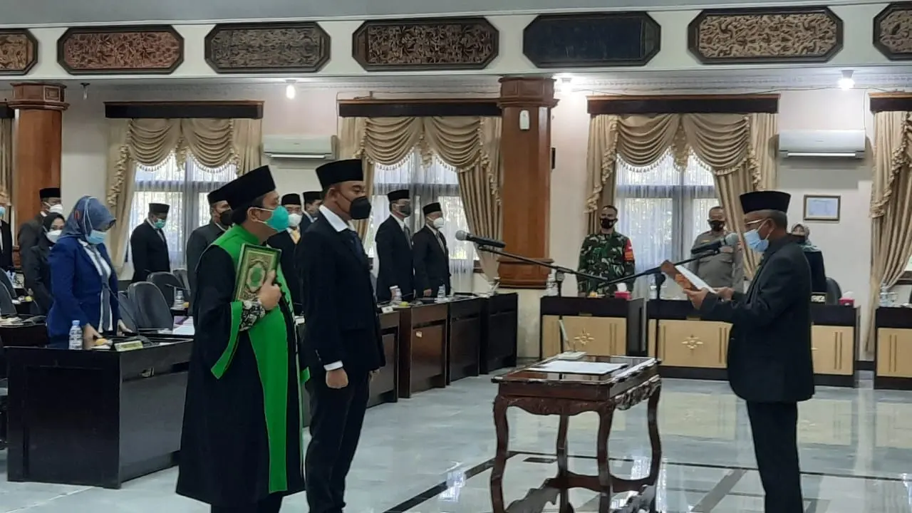 Imam Sutiono dilantik sebagai Wakil Ketua DPRD Tuban yang baru. (Ahmad Adirin/Liputan6.com)