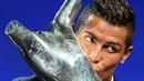 Cristiano Ronaldo mencium trofi Pemain Terbaik Eropa 2016 yang dianugerahkan kepadanya saat acara pengundian grup Liga Champions di Grimaldi, Monako, 25/8/2016).(Reuters/Eric Gaillard)
