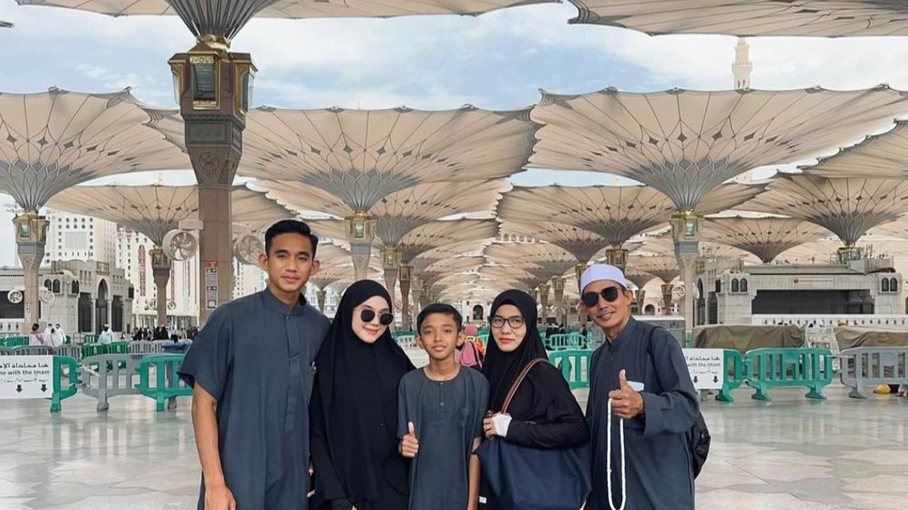 7 Potret Rizky Ridho Bintang Timnas Indonesia Umroh Bareng Keluarga, Ini Momen Spesialnya