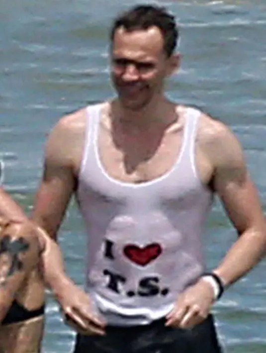 Robert Downey malah menyindir Tom Hiddleston dengan mengunggah sebuah foto di akun instagram pribadinya. Ia memposting foto pemeran Loki dengan t-shirt bertuliskan I LOVE TS. (Instagram)