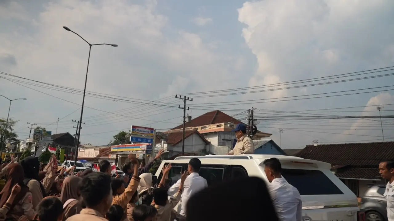 Presiden RI Prabowo Subianto menyapa warga saat iring-iringan kendaraan kepresidenan melintasi wilayah Magelang, Jawa Tengah (Jateng), Sabtu 18 April 2026.