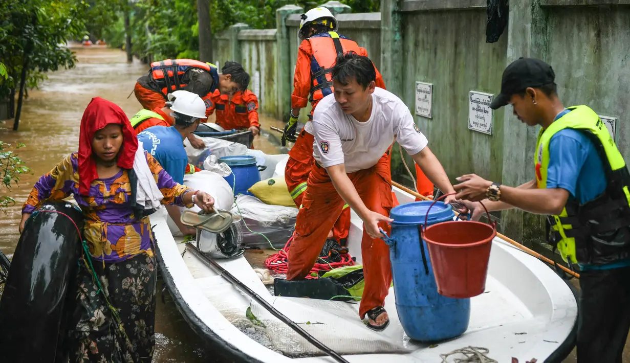 Topan Yagi yang menerjang Vietnam pada akhir pekan lalu, menyebabkan hujan lebat dan banjir yang menggenangi sebagian besar Vietnam utara, Laos, Thailand, dan Myanmar. Hujan deras akibat Topan Yagi juga memicu terjadinya tanah longsor dan banjir yang meluas. (Sai Aung MAIN/AFP)