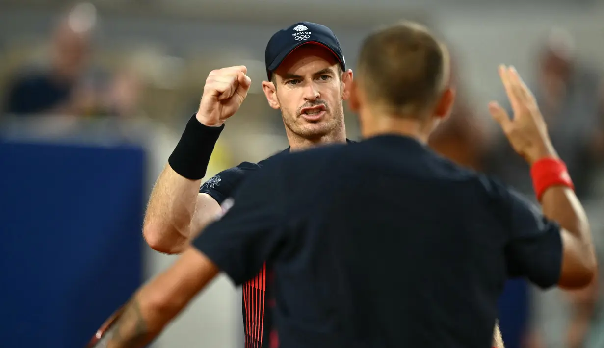 Mantan petenis nomor satu dunia dan tiga kali juara Grand Slam itu pensiun pada usia 37 tahun ketika ia dan Dan Evans kalah di perempat final ganda putra di Roland Garros. (CARL DE SOUZA / AFP)