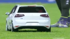 Video mobil remote control yang memasuki tengah lapangan sepak bola saat laga persahabatan Prancis vs Jerman pada (13/11/2015).
