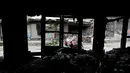 Warga melintas di rumah-rumah yang ditinggal penduduknya di Kouquan kotapraja Datong, Provinsi Shanxi, Tiongkok, (1/8). (REUTERS/Jason Lee)