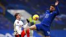 Striker Chelsea, Olivier Giroud, berebut bola dengan pemain Luton Town, Kiernan Dewsbury, pada laga Piala FA di Stadion Stamford Bridge, Minggu (24/1/2021). Chelsea menang dengan skor 3-1. (AP/Ian Walton)