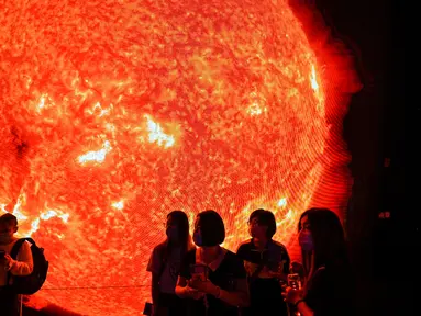 Penggambaran matahari terlihat saat orang-orang mengunjungi Planetarium Shanghai yang baru dibuka di Shanghai (30/7/2021). China akhirnya resmi membuka Museum Astronomi Shanghai, yang disebut-sebut sebagai planetarium terbesar dunia. (AFP/Hector Retamal)