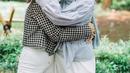Ada pula sosok Lesti Kejora yang berpose bareng Ririe Fairus. Lesti tampil chic mengenakan plaid cropped blazer, celana kulot, dan hijab warna putih.  (Instagram/ririe_fairus).