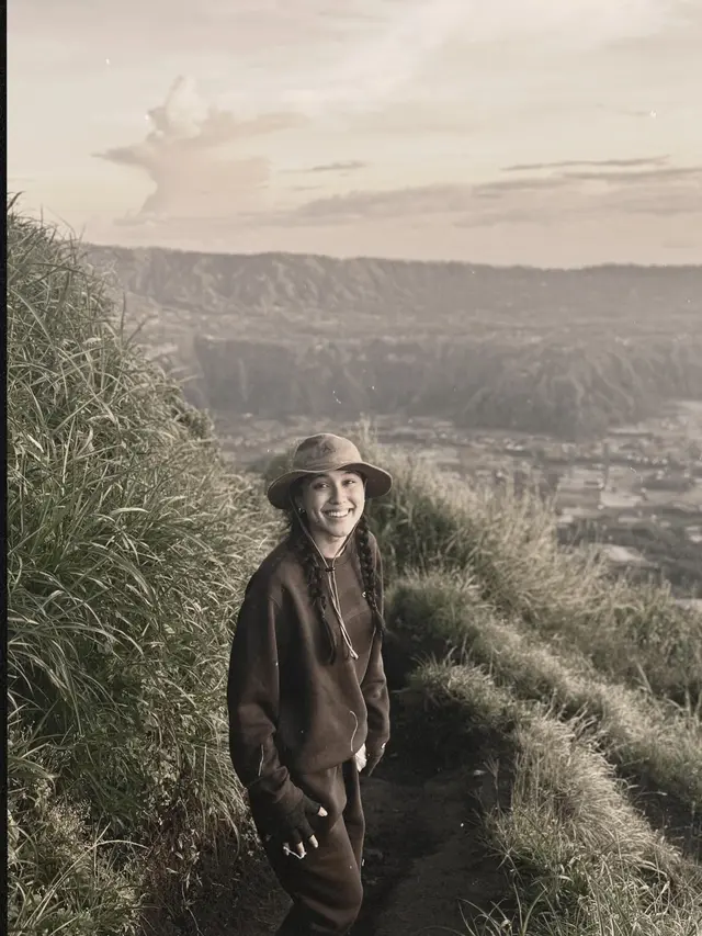 6 Potret Seru Yasmin Napper Mendaki Gunung Batur Bersama Keluarga