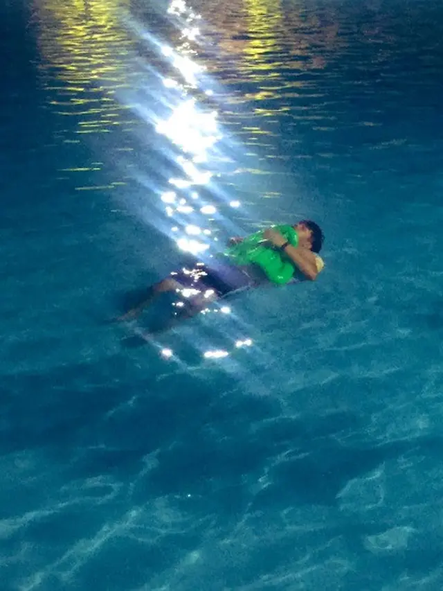 tidur di kolam renang