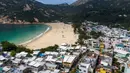 Foto udara memperlihatkan Desa Shek O dan pantainya yang tertutup di Hong Kong, Kamis (17/3/2022). Pemerintah Hong Kong mengatakan akan menutup pantai umum untuk mengekang penyebaran virus corona COVID-19. (DALE DE LA REY/AFP)