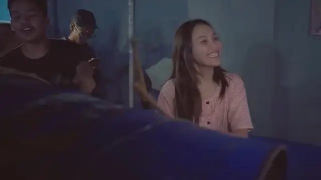 Ayu Ting Ting keliling bangunin sahur warga sekitar (YouTube/QissYou TV)