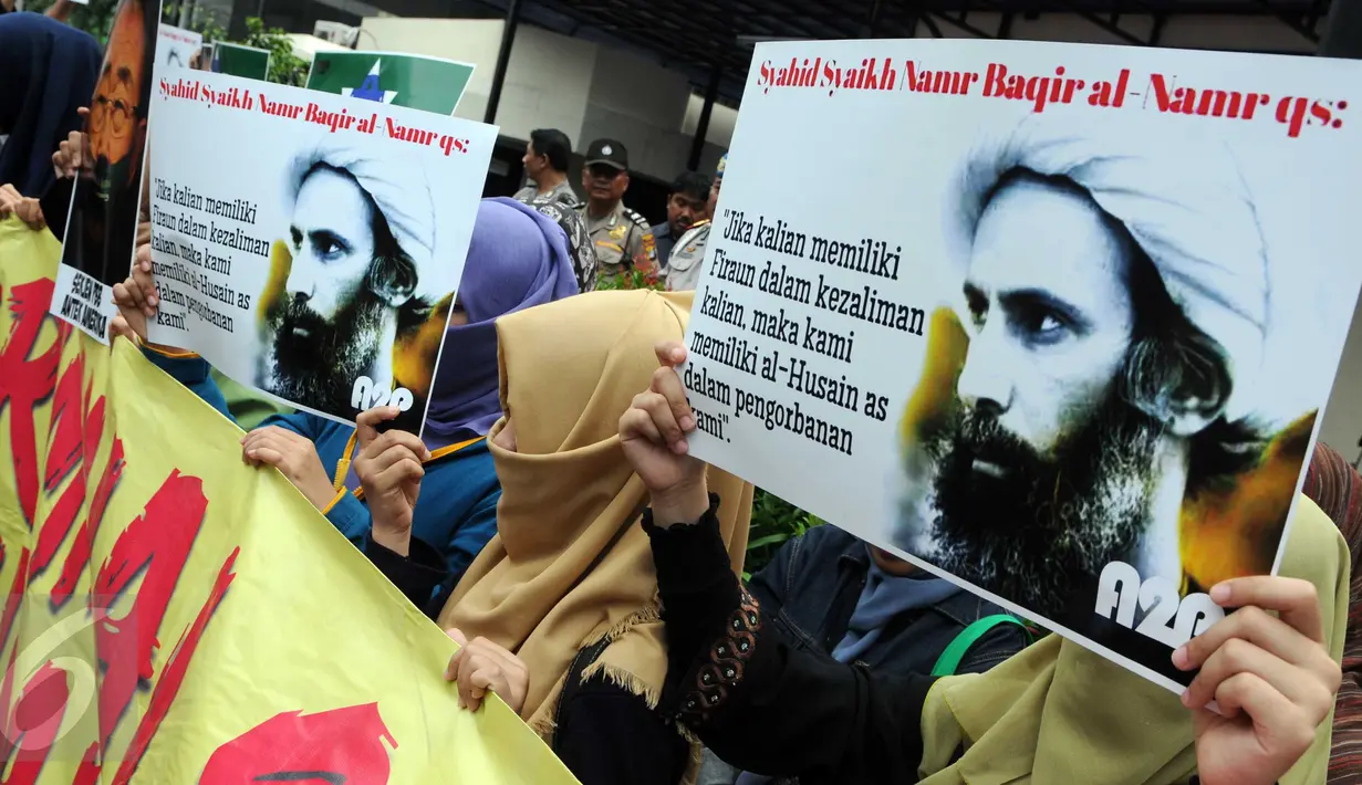 Sejumlah demonstran melakukan unjuk rasa menentang eksekusi mati Syeikh Nimr di depan Kedubes Arab Saudi, Jakarta, Senin (4/1/2015). Mereka menuntut Pemerintah Saudi untuk menghentikan semua eksekusi mati para tahanan politik.(Liputan6.com/Helmi Afandi)