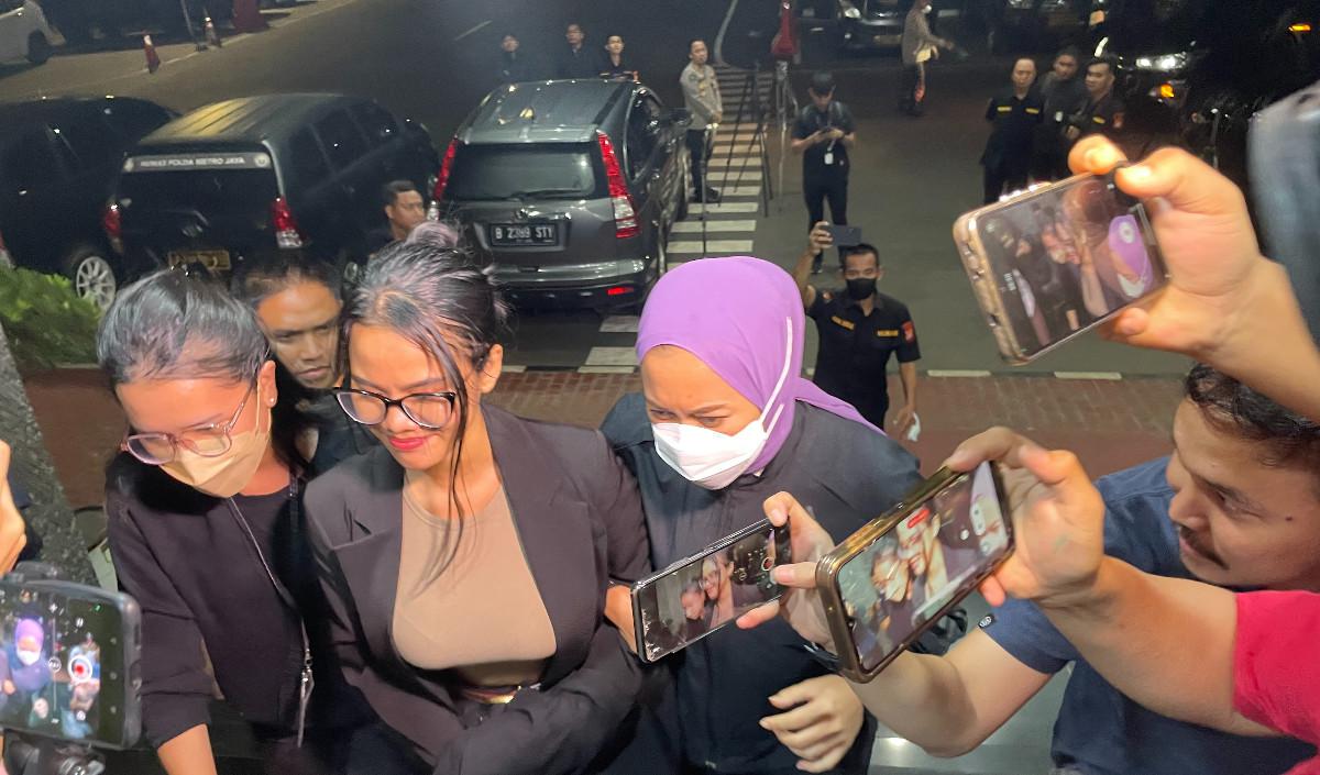 Polisi menelaah permohonan penangguhan penahanan diajukan Fransiska Candra Novita Sari alias Siskaeee, tersangka pemeran film porno produksi kelasbintang.com.<br>