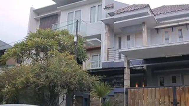 Potret Bagian Depan Rumah 6 Vokalis Band Tanah Air, Hunian Ariel NOAH Elegan