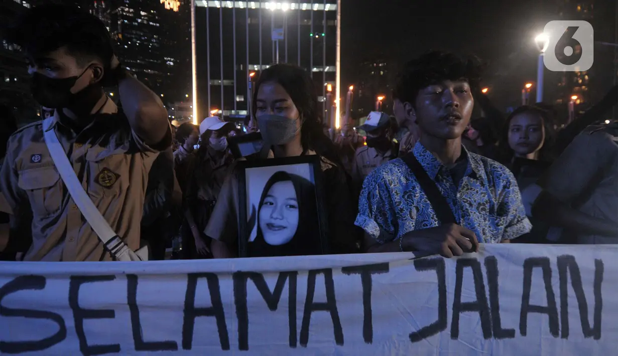 Aksi solidaritas ini untuk mengenang para korban peristiwa kecelakaan rombongan bus pelajar SMK Lingga Kencana Depok di jalan turunan Ciater, Kabupaten Subang, Jawa Barat, Sabtu (11/5/2024) lalu. (merdeka.com/Imam Buhori)