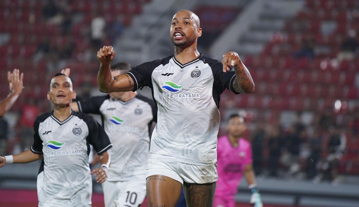 <p>Selebrasi striker Persija Jakarta, Gustavo Almeida setelah mencetak gol kedua timnya ke gawang Madura United pada laga Grup B Piala Presiden 2024 di Stadion Kapten I Wayan Dipta, Gianyar, Bali, Minggu (21/7/2024). (Dok. Persija)</p>