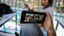 Warga nonton film  Indonesia di salah satu aplikasi perangkat elektronik di Jakarta, Selasa (5/5/2020). Pasalnya, selain mengapresiasi pekerja film, karya film Indonesia juga telah banyak mendapat apresiasi dunia. (Liputan6.com/Faizal Fanani)