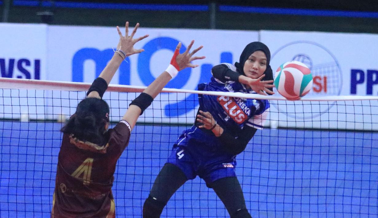 Pebola voli putri Petrokimia Gresik, Bela Sabrina Agustina (kanan) melepaskan spike melewati blok pemain Kharisma Premium Bandung, Yasmine Azizah pada laga final kategori putri Kejuaraan Bolavoli Nusantara Cup 2024 di GOR UNY Yogyakarta, Sabtu (23/3/2024). Petrokimia Gresik menang 3-1 (17-25, 25-18, 25-15 dan 26-24) dan menjadi juara (Dok. PBVSI)