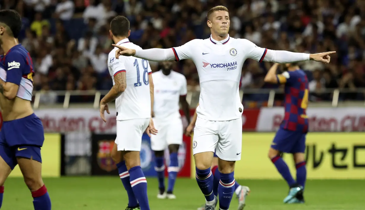 Gelandang Chelsea, Ross Barkley berselebrasi usai mencetak gol ke gawang Barcelona pada laga perdana pramusim di Saitama Stadium 2002, Saitama, Selasa (23/7/2019). Chelsea menang tipis 2-1 atas Barcelona. (AP Photo/Eugene Hoshiko)